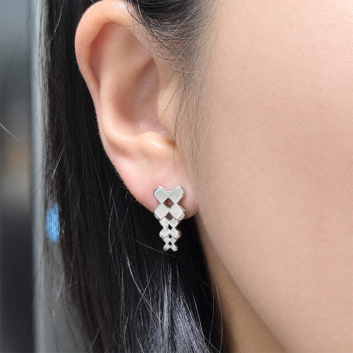 WearingThreeBandagesEarring_2